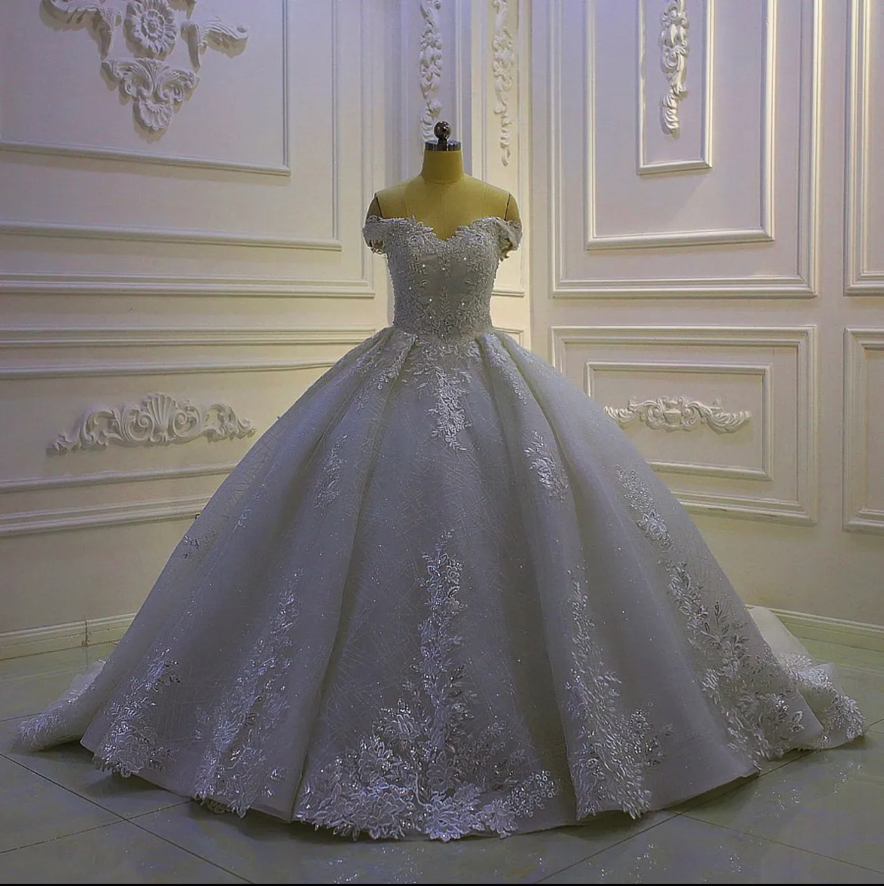 AM797 Off White Lace Appliqued luxury Wedding Dress