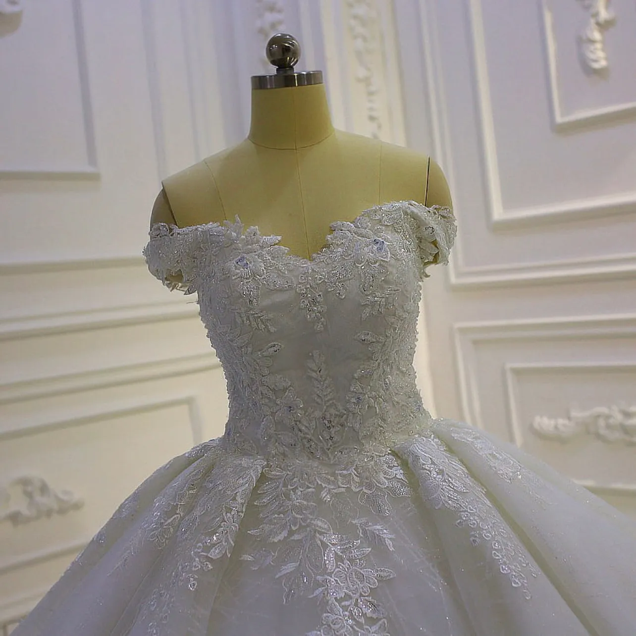 AM797 Off White Lace Appliqued luxury Wedding Dress