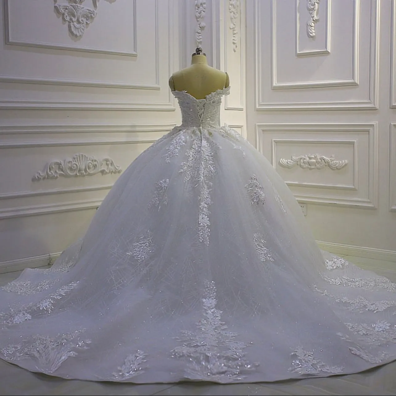 AM797 Off White Lace Appliqued luxury Wedding Dress